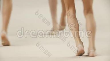 在艺术体操比赛中，年轻女子的腿-表演她们的外表